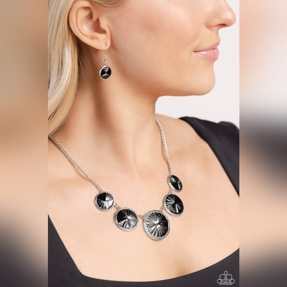 Palm Before the Storm Necklace - Picture 1 of 4